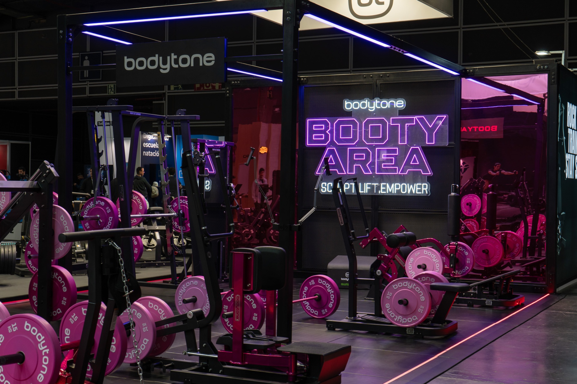 Zona Booty Area de Bodytone iluminada con neón magenta